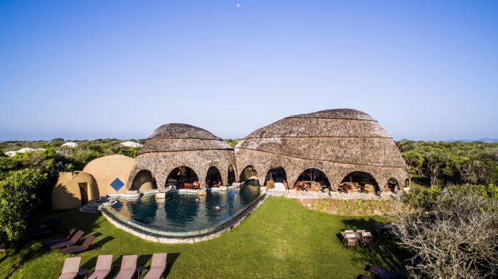 BIM建筑|海岸沙滩巨石下的原始洞穴：斯里兰卡帐篷酒店 / Nomadic Resorts