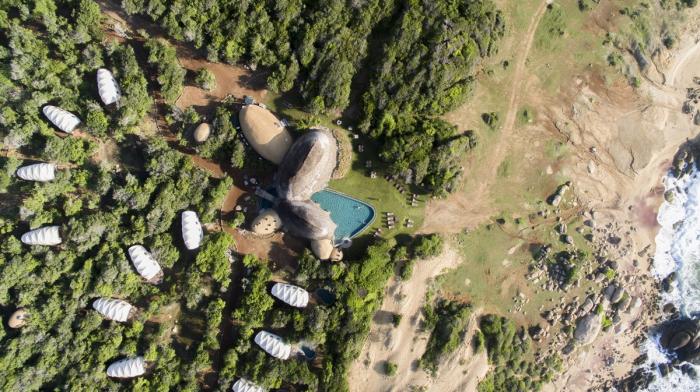 BIM建筑|海岸沙滩巨石下的原始洞穴：斯里兰卡帐篷酒店 / Nomadic Resorts