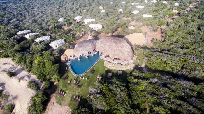 BIM建筑|海岸沙滩巨石下的原始洞穴：斯里兰卡帐篷酒店 / Nomadic Resorts