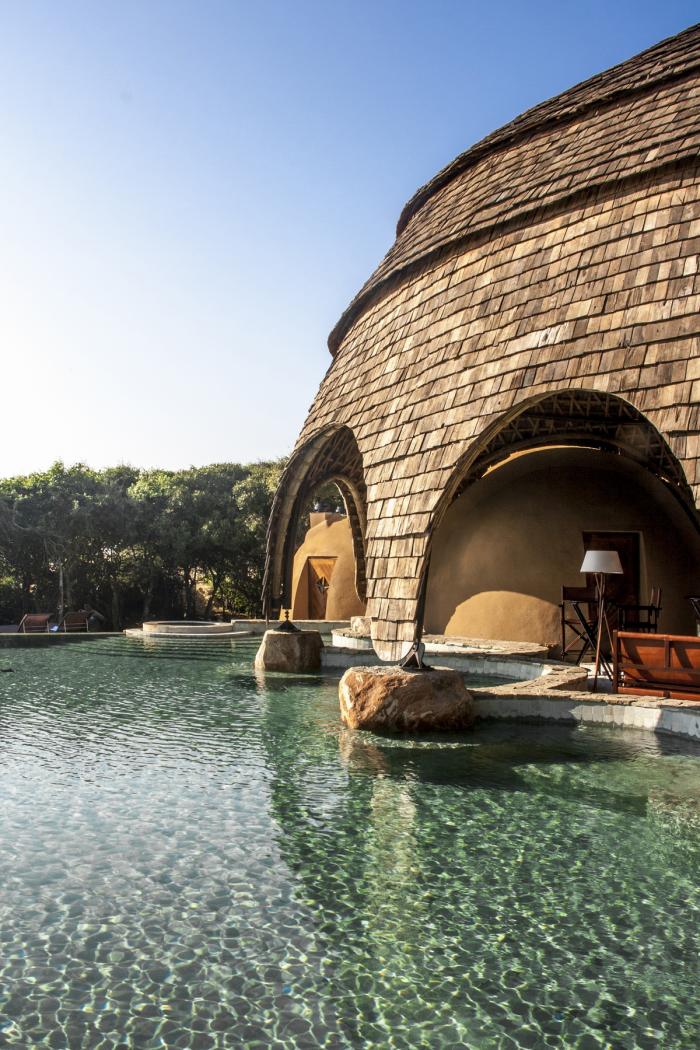 BIM建筑|海岸沙滩巨石下的原始洞穴：斯里兰卡帐篷酒店 / Nomadic Resorts