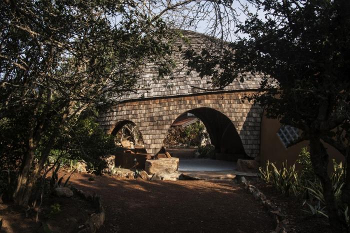 BIM建筑|海岸沙滩巨石下的原始洞穴：斯里兰卡帐篷酒店 / Nomadic Resorts