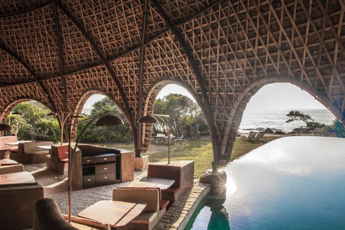 BIM建筑|海岸沙滩巨石下的原始洞穴：斯里兰卡帐篷酒店 / Nomadic Resorts