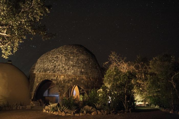 BIM建筑|海岸沙滩巨石下的原始洞穴：斯里兰卡帐篷酒店 / Nomadic Resorts