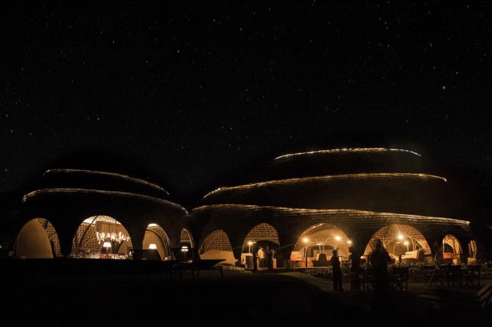 BIM建筑|海岸沙滩巨石下的原始洞穴：斯里兰卡帐篷酒店 / Nomadic Resorts