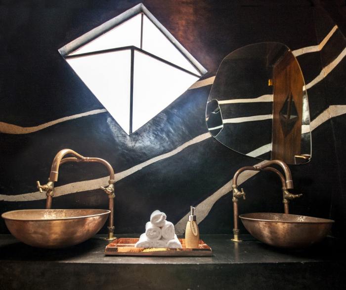 BIM建筑|海岸沙滩巨石下的原始洞穴：斯里兰卡帐篷酒店 / Nomadic Resorts