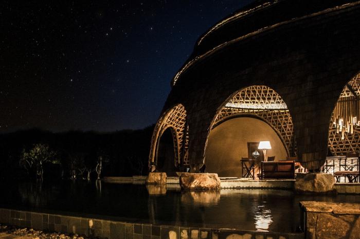 BIM建筑|海岸沙滩巨石下的原始洞穴：斯里兰卡帐篷酒店 / Nomadic Resorts