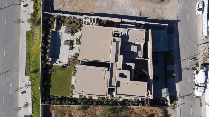 BIM建筑|嵌入场地的巨石：Cerro la Cruz住宅 / Turner Arquitectos