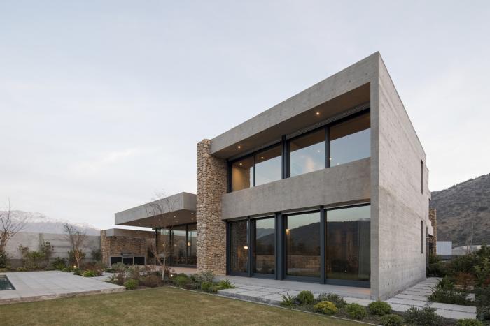 BIM建筑|嵌入场地的巨石：Cerro la Cruz住宅 / Turner Arquitectos