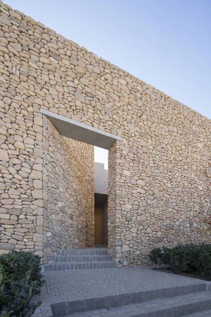 BIM建筑|嵌入场地的巨石：Cerro la Cruz住宅 / Turner Arquitectos