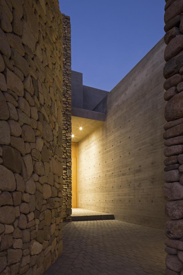 BIM建筑|嵌入场地的巨石：Cerro la Cruz住宅 / Turner Arquitectos