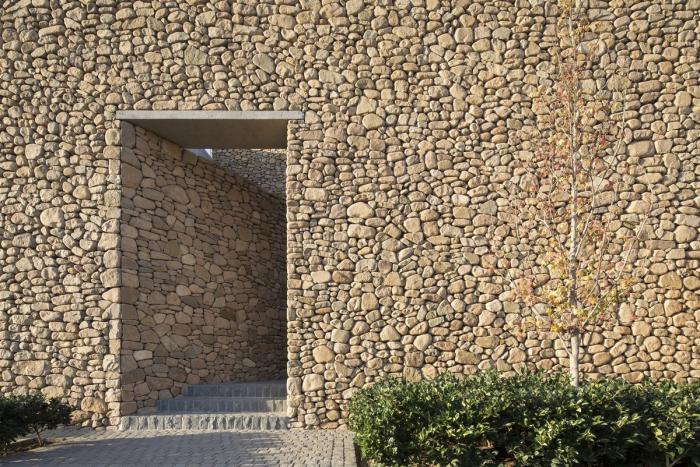 BIM建筑|嵌入场地的巨石：Cerro la Cruz住宅 / Turner Arquitectos