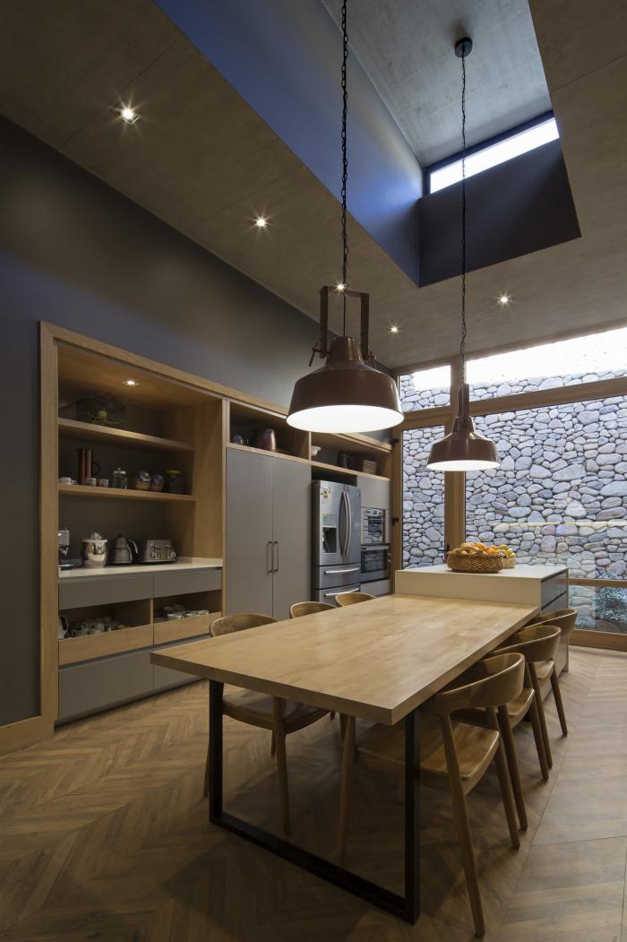 BIM建筑|嵌入场地的巨石：Cerro la Cruz住宅 / Turner Arquitectos