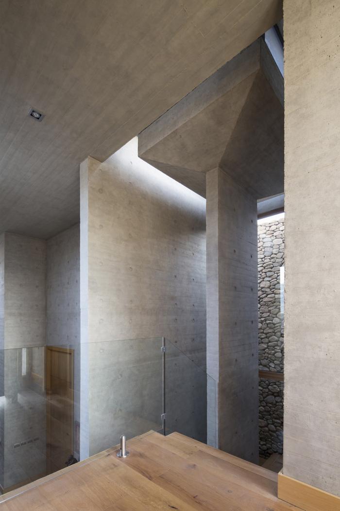 BIM建筑|嵌入场地的巨石：Cerro la Cruz住宅 / Turner Arquitectos