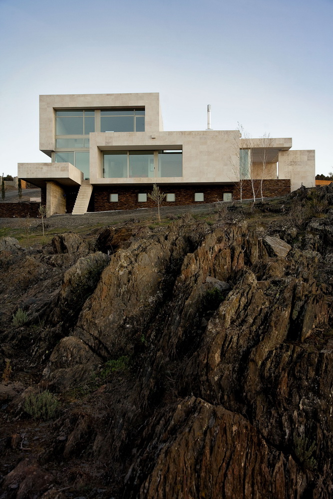 BIM建筑|如一位牧羊老者，聆听群山包围下的宁静：马德里家庭工作室