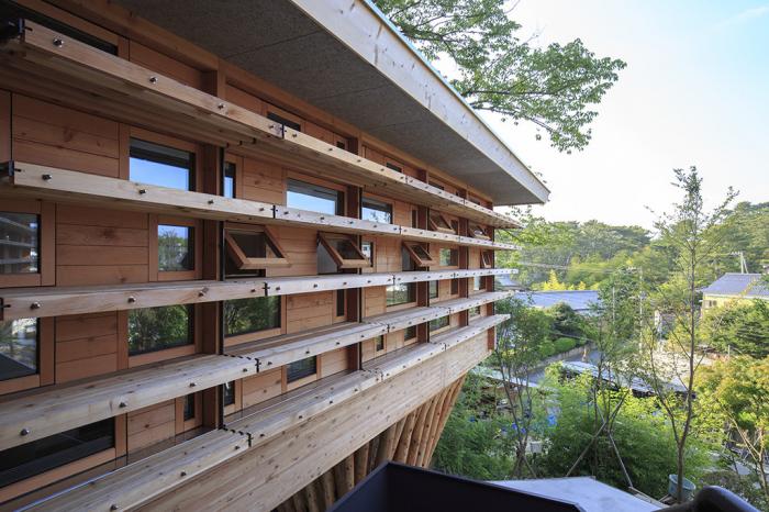 BIM建筑|嵌入地形的“V”形木屋 / ADX