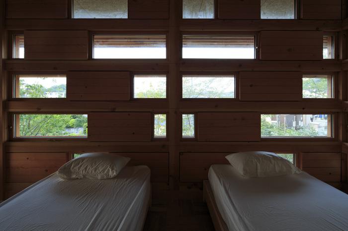 BIM建筑|嵌入地形的“V”形木屋 / ADX