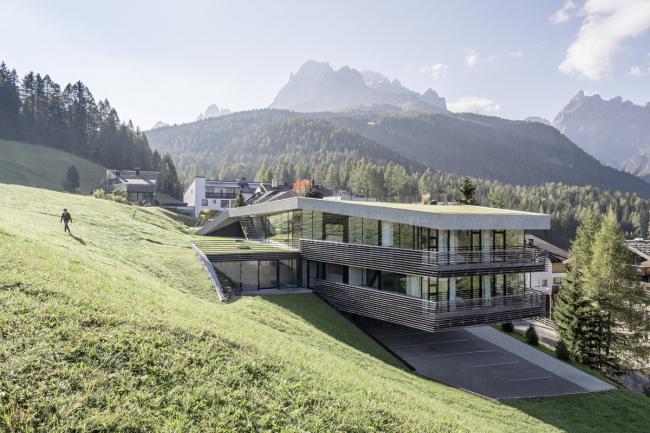 BIM建筑|依山就势而居——斯特拉塔酒店 / Plasma Studio