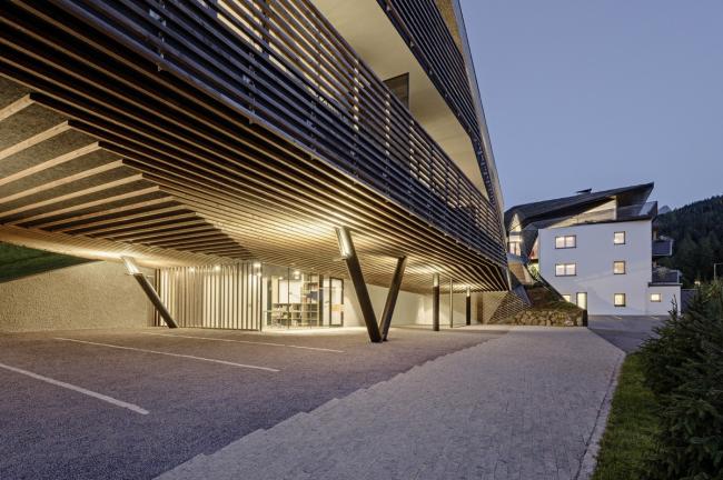 BIM建筑|依山就势而居——斯特拉塔酒店 / Plasma Studio