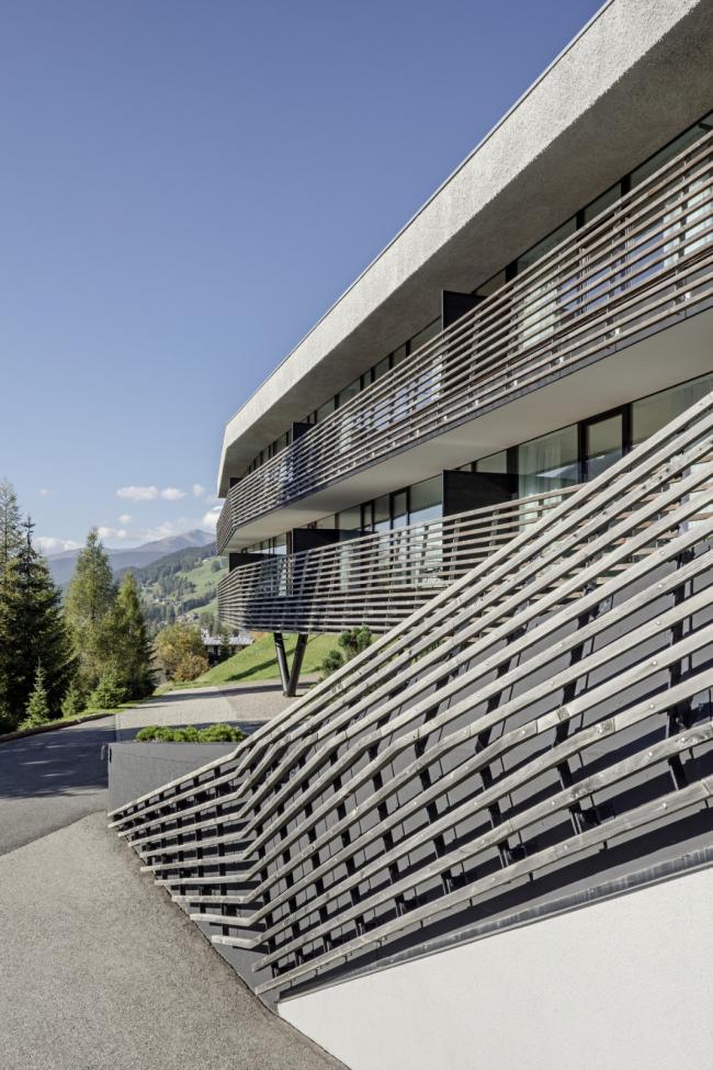 BIM建筑|依山就势而居——斯特拉塔酒店 / Plasma Studio