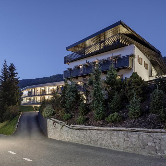 BIM建筑|依山就势而居——斯特拉塔酒店 / Plasma Studio