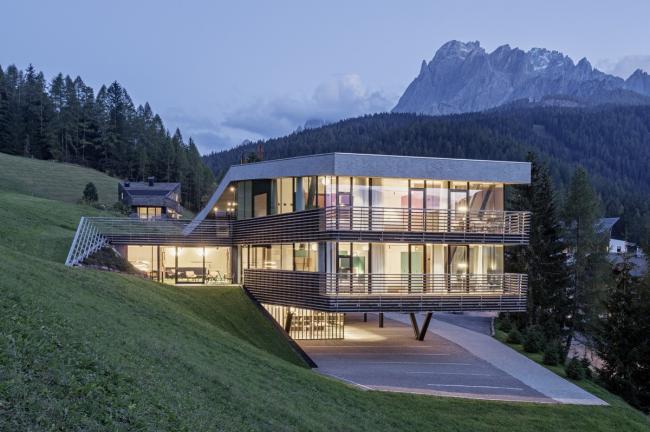 BIM建筑|依山就势而居——斯特拉塔酒店 / Plasma Studio