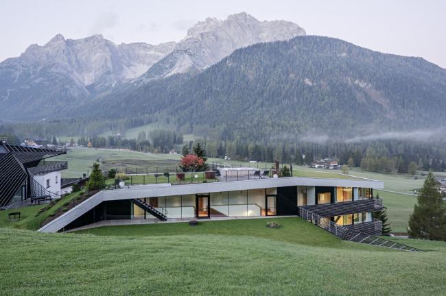 BIM建筑|依山就势而居——斯特拉塔酒店 / Plasma Studio