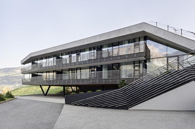 BIM建筑|依山就势而居——斯特拉塔酒店 / Plasma Studio