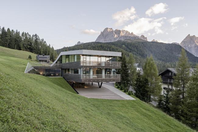 BIM建筑|依山就势而居——斯特拉塔酒店 / Plasma Studio