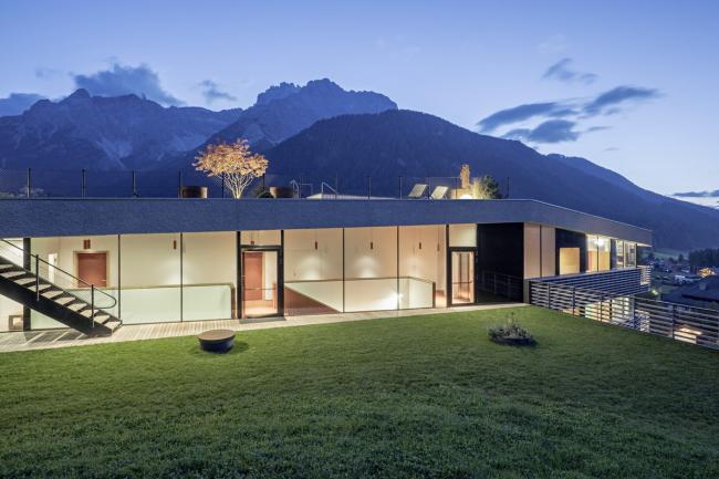 BIM建筑|依山就势而居——斯特拉塔酒店 / Plasma Studio