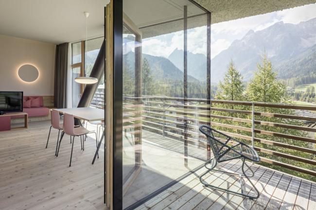 BIM建筑|依山就势而居——斯特拉塔酒店 / Plasma Studio