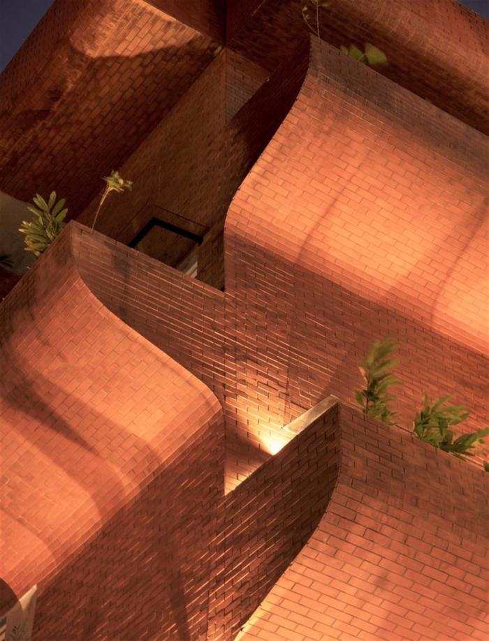 BIM建筑|富有动感的雕塑：印度“森林”公寓 / The Purple Ink Studio