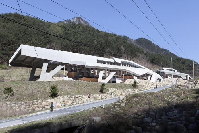 BIM建筑|混凝土几何架构而成的“游戏工具”：上东木炭桑拿屋 / studio_suspicion