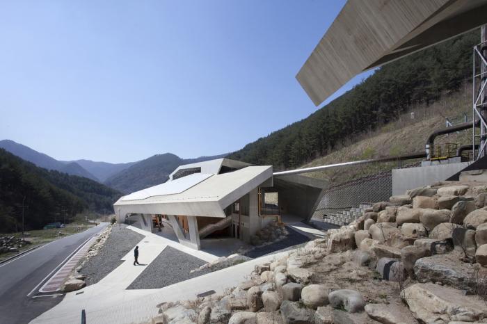 BIM建筑|混凝土几何架构而成的“游戏工具”：上东木炭桑拿屋 / studio_suspicion