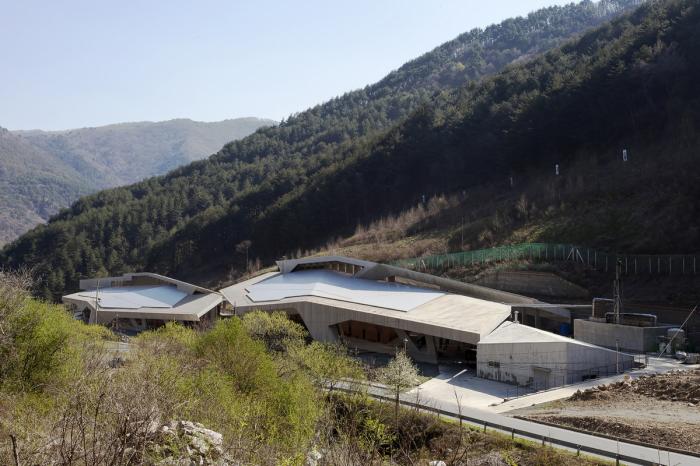 BIM建筑|混凝土几何架构而成的“游戏工具”：上东木炭桑拿屋 / studio_suspicion