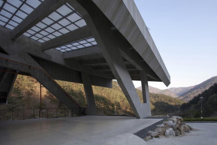 BIM建筑|混凝土几何架构而成的“游戏工具”：上东木炭桑拿屋 / studio_suspicion