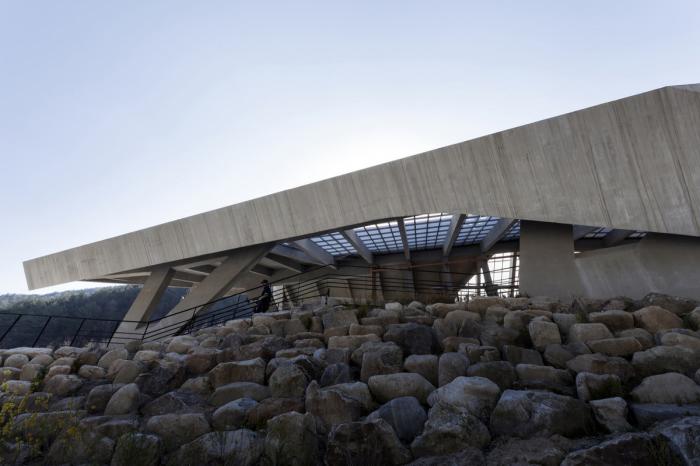 BIM建筑|混凝土几何架构而成的“游戏工具”：上东木炭桑拿屋 / studio_suspicion