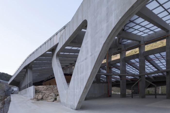 BIM建筑|混凝土几何架构而成的“游戏工具”：上东木炭桑拿屋 / studio_suspicion