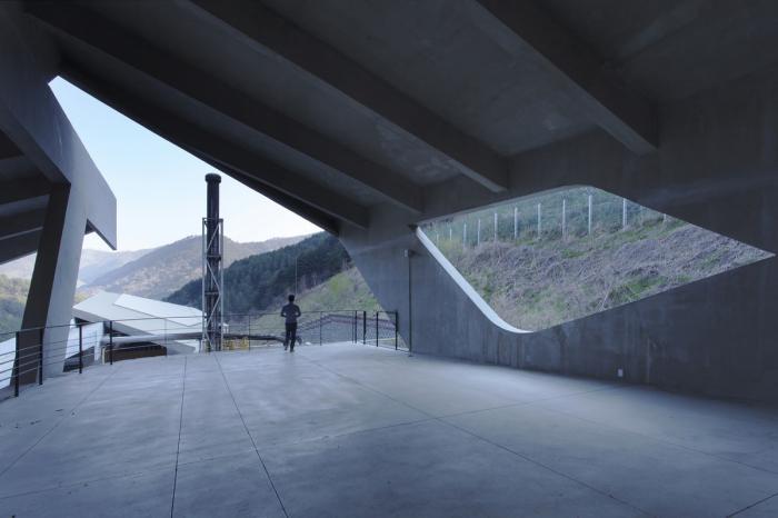 BIM建筑|混凝土几何架构而成的“游戏工具”：上东木炭桑拿屋 / studio_suspicion