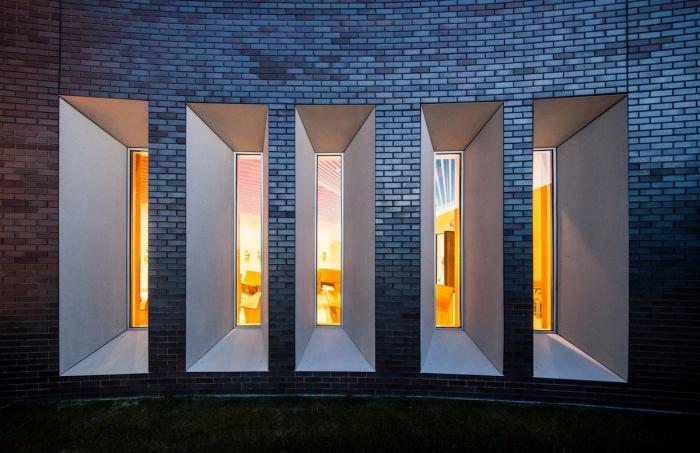 BIM建筑|旋转“编织”砖石打造的雕塑：圣玛丽教堂 / PLY+