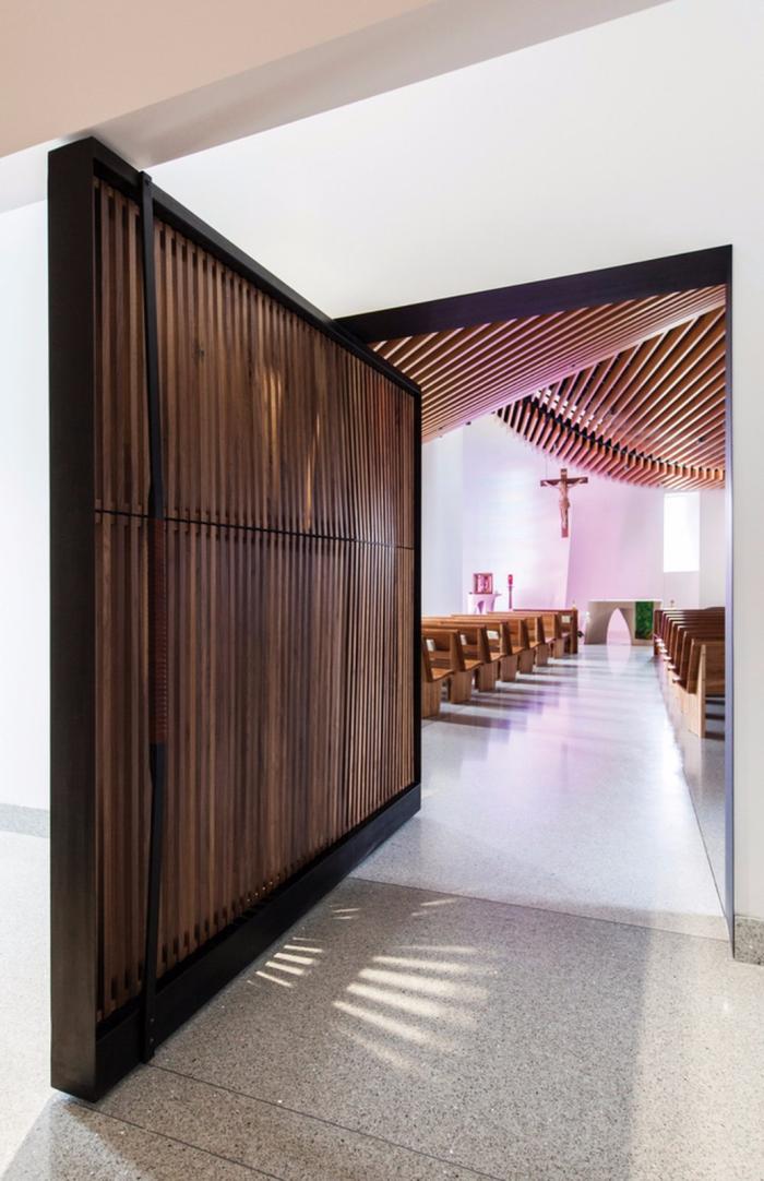 BIM建筑|旋转“编织”砖石打造的雕塑：圣玛丽教堂 / PLY+