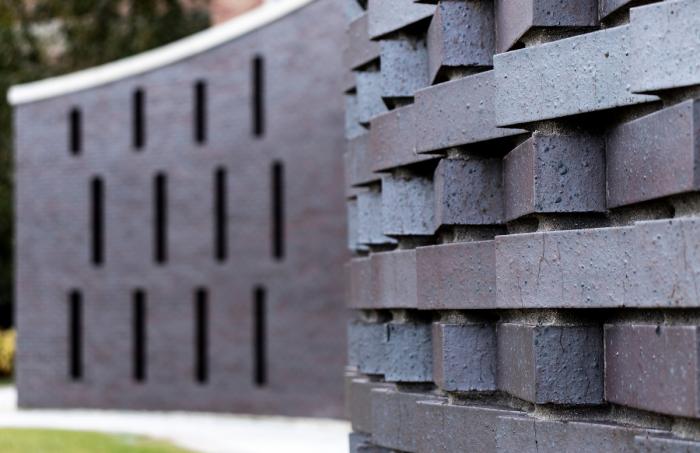 BIM建筑|旋转“编织”砖石打造的雕塑：圣玛丽教堂 / PLY+