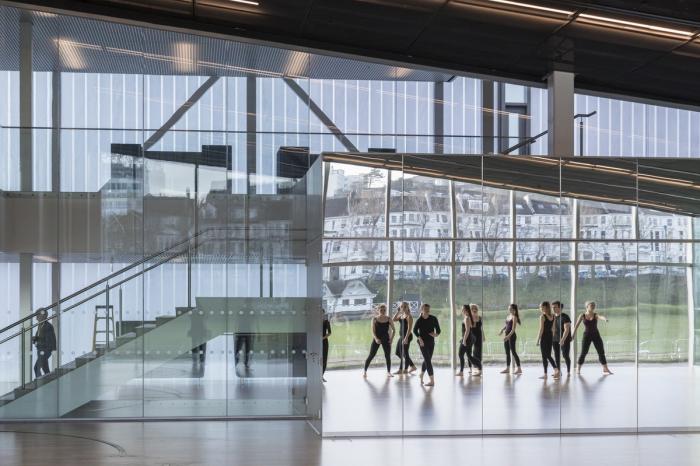 BIM建筑|体育与科学精神的碰撞：布莱顿学院 / OMA