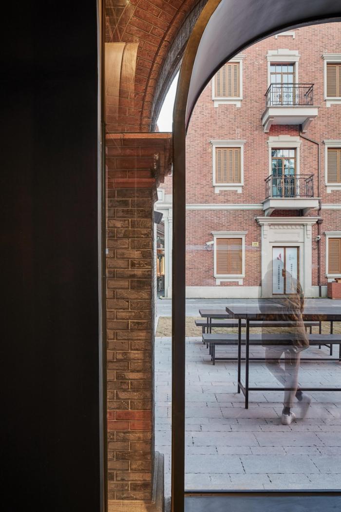 BIM建筑|当时间与温度交织于空间——CHARCOHOL巧客餐厅与鸡尾酒吧 / 八荒设计