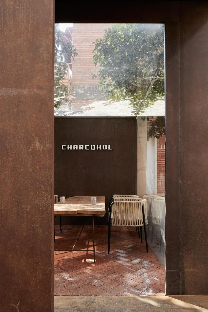 BIM建筑|当时间与温度交织于空间——CHARCOHOL巧客餐厅与鸡尾酒吧 / 八荒设计