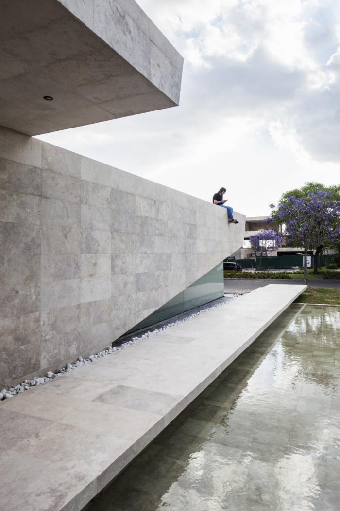 BIM建筑|温暖纯粹的解构：大理石住宅 / OON Architecture