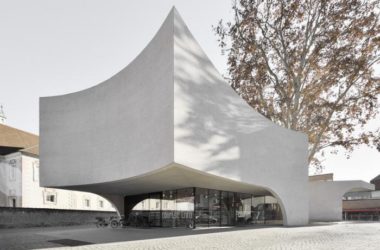 BIM建筑|融合古典，调皮地飞动——环抱老树的游客中心 / MoDusArchitects-BIM建筑网