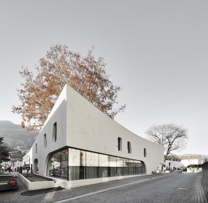 BIM建筑|融合古典，调皮地飞动——环抱老树的游客中心 / MoDusArchitects