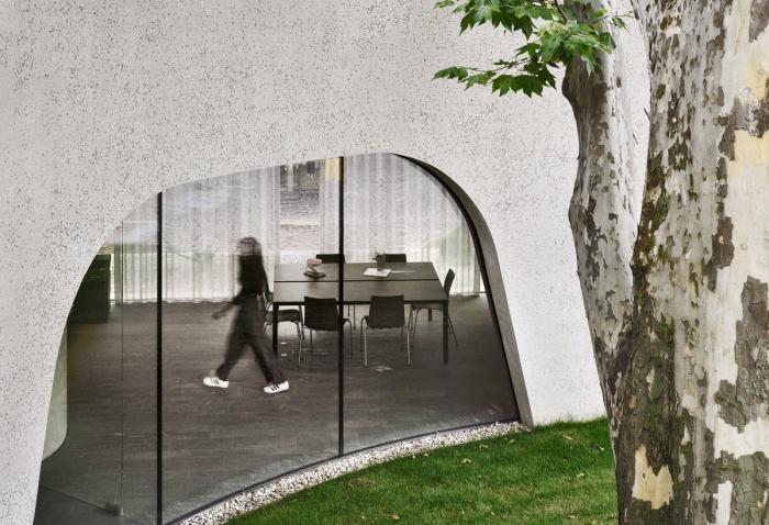 BIM建筑|融合古典，调皮地飞动——环抱老树的游客中心 / MoDusArchitects