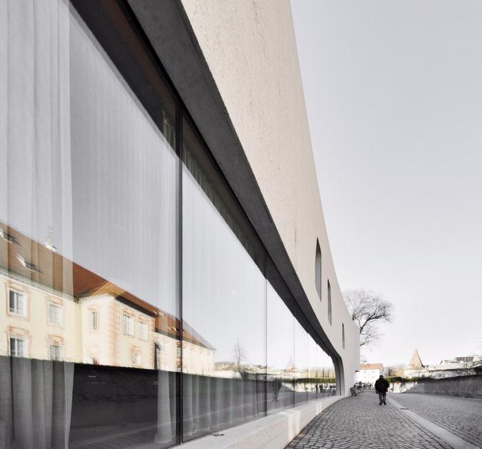 BIM建筑|融合古典，调皮地飞动——环抱老树的游客中心 / MoDusArchitects