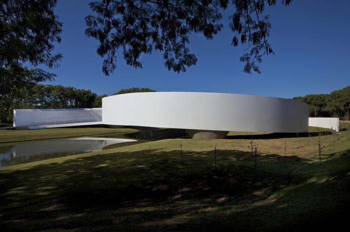 BIM建筑|宛如一条飘逸的纯白丝带：日本移民博物馆 / Gustavo Penna